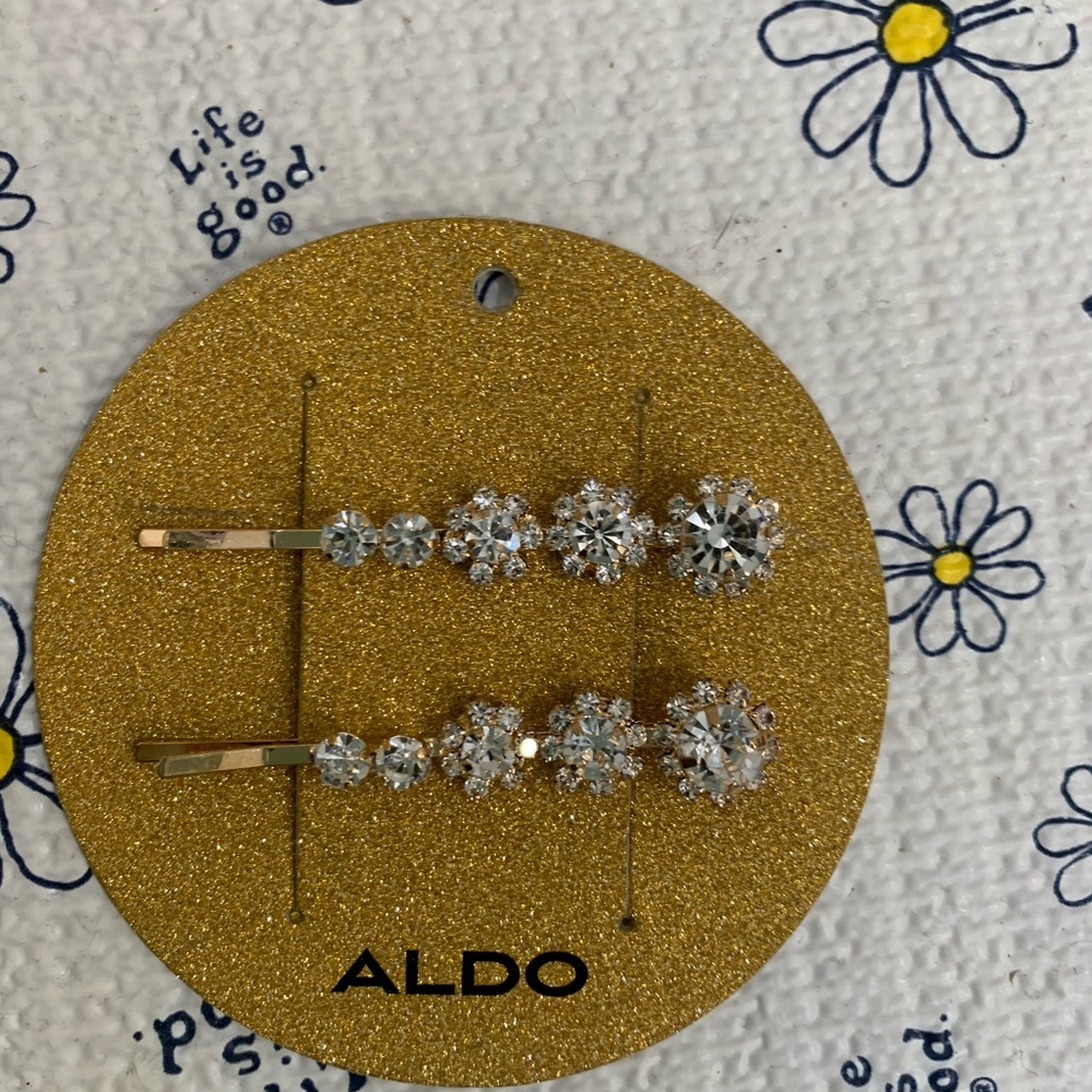 3/$15 Aldo Cream and Gold Keychain bundle - Picture 3 of 6